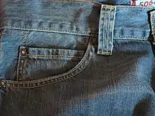 Photo de poche avant de jean bleu.