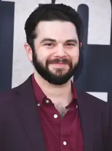 Samm Levine interprète Neil Schweiber.