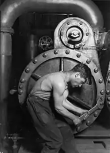 Mécanicien travaillant sur une machine à vapeur, 1920.