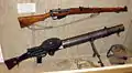 Lewis gun et Lee-Enfield No 1. Mk 2