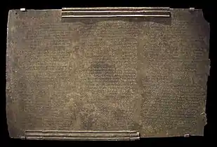 Photographie d'une plaque gravée d'un texte antique en latin.