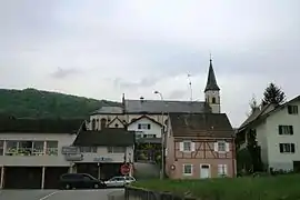 Le village de Leymen et l'église Saint-Léger.