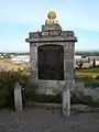 Le monument aux morts près de l'église Saint-Laurent.