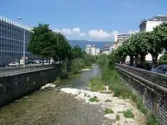 La Leysse entre le pont des Carmes et la place de la Libération, à Chambéry.