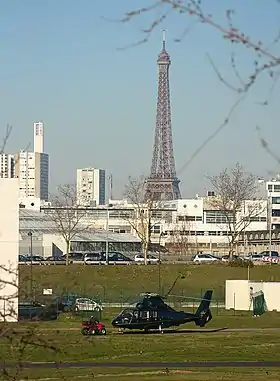 SA365 Dauphin sur l'héliport d'Issy avec la tour Eiffel et le Front de Seine en arrière-plan.