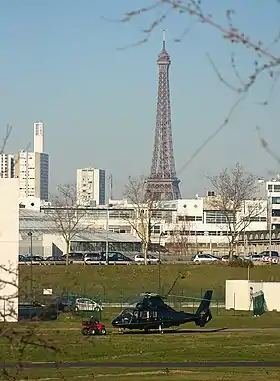 Vue d'un SA365 Dauphin sur l'héliport de Paris - Issy-les-Moulineaux en 2008.