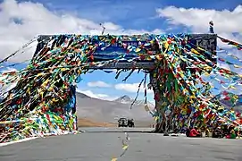 RN G318 : col de Gyatso (aussi connu sous le nom de Lhakpa) (5 260 m), après Lhatsé.