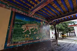 Salle d'entrée porte principale du Men Tsee Khang de Lhassa