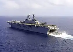 un LCAC approchant l'USS Wasp (LHD-1)