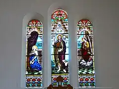 Le triptyque des vitraux du chœur. L'annonciation est représenter sur les vitraux droite et gauche. Au centre, est représenter saint Jean le Baptiste