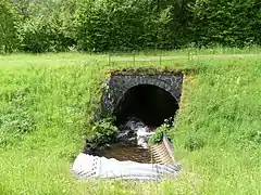 Après être passée sous la RD 982, la Liège passe sous l'ancienne voie ferroviaire.