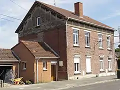 Des habitations groupées par deux.