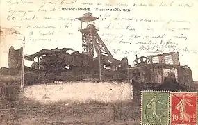 Photographie en noir et blanc de la fosse no 2 en décembre 1919, montrant que les bâtiments de la fosse ont été bombardés ou sabotés, mais le chevalement est toujours debout et intact.