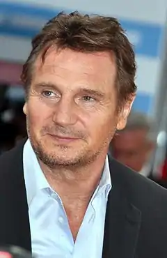 Liam Neeson (à gauche), interprète de James, Malcolm McDowell (au milieu), interprète du président John Henry Eden et Odette Annable (à droite), interprète d'Amata Almodovar.