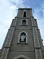 La tour clocher, au centre est placer une statue du Sacré-Cœur de Jésus