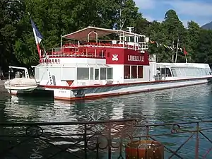 La navigation sur le lac d'Annecy avec le Libellule