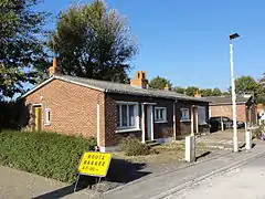 Des habitations basiques, avec toiture en Eternit.