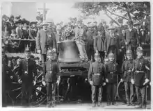 La Liberty Bell est posée sur un chariot et plusieurs personnes dont des policiers prennent la pose à côté.