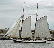 Le Liberty Clipper quittant Boston en 2009.