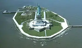 Vue aérienne de Liberty Island avec la statue de la Liberté.