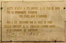 La plaque sur le piédestal.