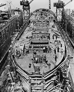 Jour 14 : Pont supérieur érigé et cabines de pont en place