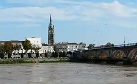 Le pont de pierre sur la Dordogne et l'église Saint-Jean de Libourne.