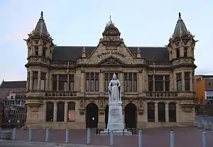 La bibliothèque municipale et la statue de la reine Victoria.