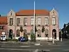 (nl) Openbare bibliotheek en dienstencentrum, school, onderwijzerswoning en gemeentehuis