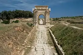 Le cardo, l'arc de Septime Sévère au premier plan et l'arc de Trajan au fond de la perspective.