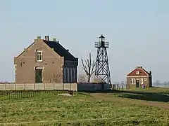 Maison du gardien à gauche et en arrière-plan, la misthoorn.