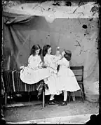 Open your mouth, and shut your eyes (Edith Mary Liddell, Ina Liddell et Alice Liddell), 1860 (National Portrait Gallery, London)