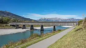 Le pont, vu depuis la rive Principauté du Liechtenstein.