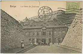 Le bâtiment de la gare original et les remparts en 1919, avec l'Abbaye Saint-Laurent en arrière-plan.