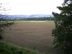 Le terre-plein de l'oppidum avec vue sur la vallée.