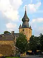 L'église Saint-André et son clocher à bulbe.