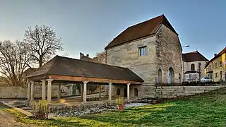 La mairie-lavoir.