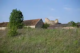 La ferme de Varâtre et son pigeonnier.