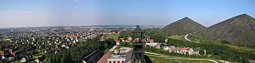 Vue de Liévin (à gauche) prise en 2005 depuis le site Écopôle  Fosse 11/19 de Loos-en-Gohelle (à droite).