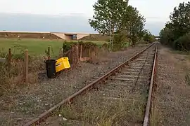 La ligne ferroviaire de Morcenx à Bagnères-de-Bigorre et la déviation de la RD 935.