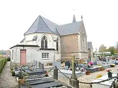 Église dans son cimetière.