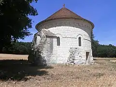 Photographie en couleurs d'une chapelle circulaire.