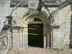 Photographie d'un portail en pierre en plein cintre