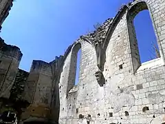 Photographie en couleurs du détail des voûtes d'une ancienne église.