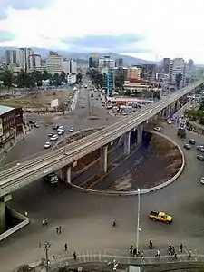 Franchissement du rond-point de la place du Mexique par le LRT.