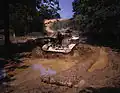 Un char léger M3 Stuart traverse un obstacle d'eau, Fort Knox, juin 1942.