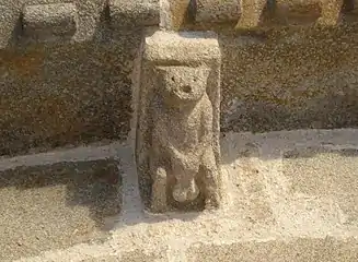 Un modillon sculpté sous la toiture de l'église.