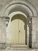 La porte romane de l'église.