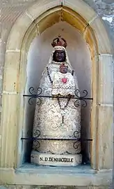 Statue dédiée à Notre-Dame de Marceille.