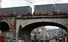 Une rame de détritus urbains en partance de la Capelette franchit l'avenue de la Capelette